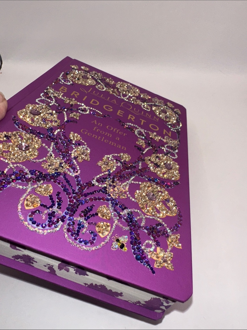 Bridgerton: An Offer from a Gentleman by Julia Quinn - Embellished hardcover - Picture 7 of 7